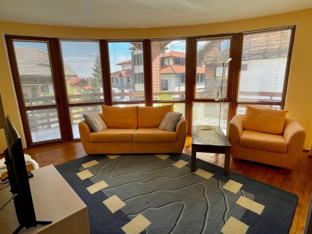 班斯科Bansko Ski Apart的客厅设有两张沙发和一个大窗户