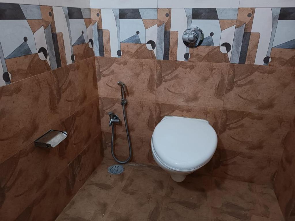 卡尔贾特Kalwars Millennials Park的一间带卫生间和淋浴的浴室