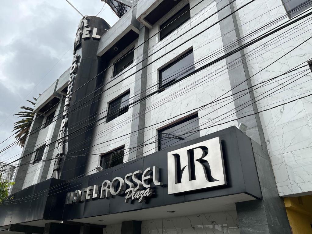 墨西哥城Hotel Rossel Plaza的建筑物一侧的标志