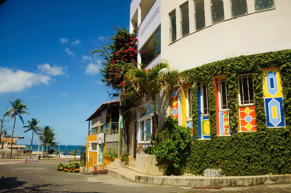 萨尔瓦多Pousada e Hostel Chez Marianne的海滩旁一座花卉建筑