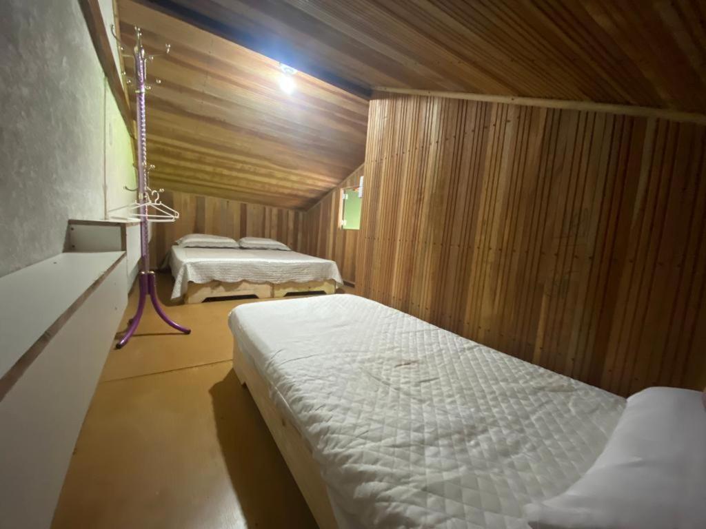 大坎普Hostel Raizer的一间卧室,配有两张床