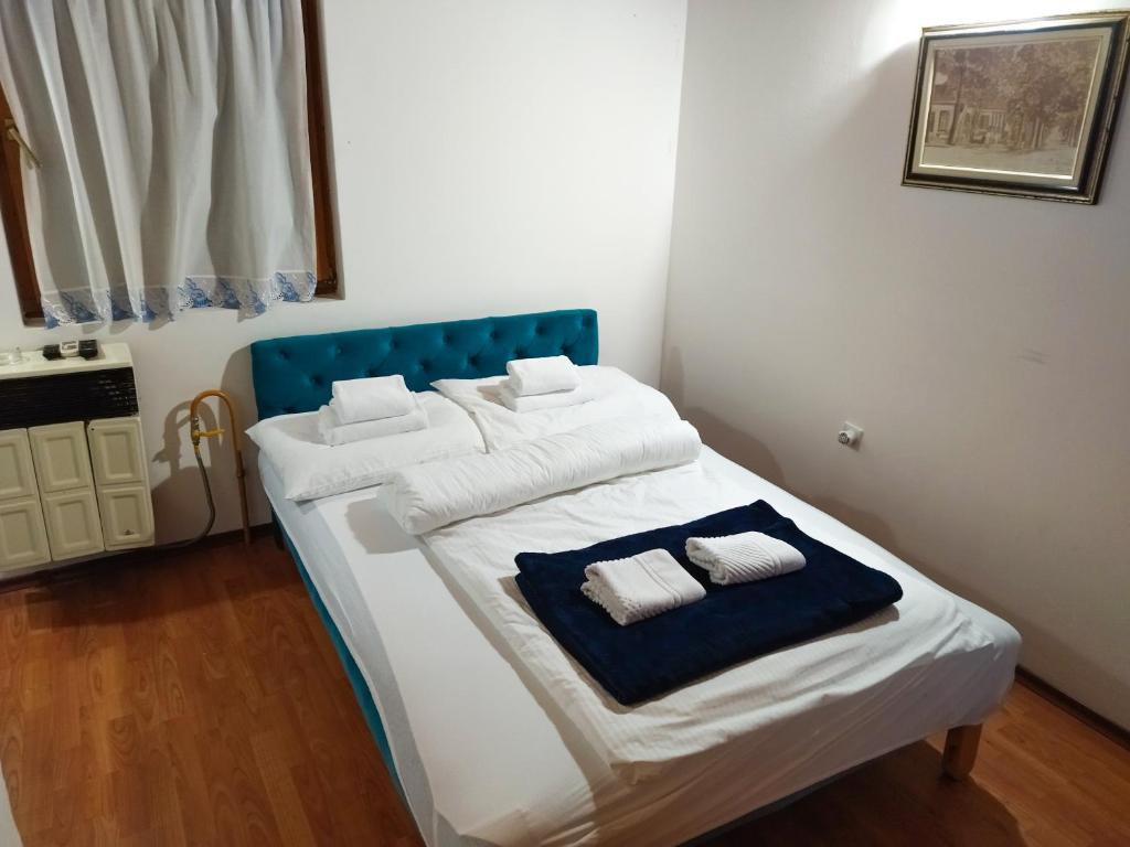 巴奇卡帕兰卡Florida Resort的一间卧室配有一张床,上面有两条毛巾