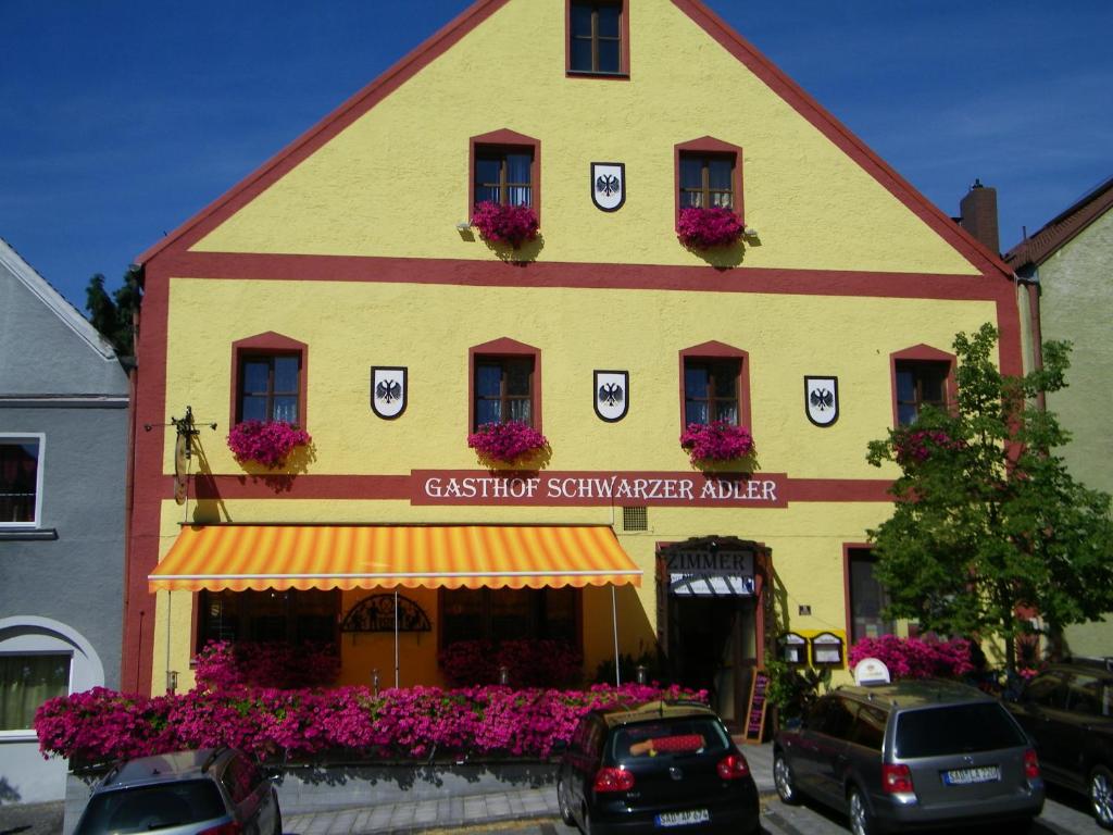 纳堡Gasthof Schwarzer Adler的商店前有鲜花的建筑