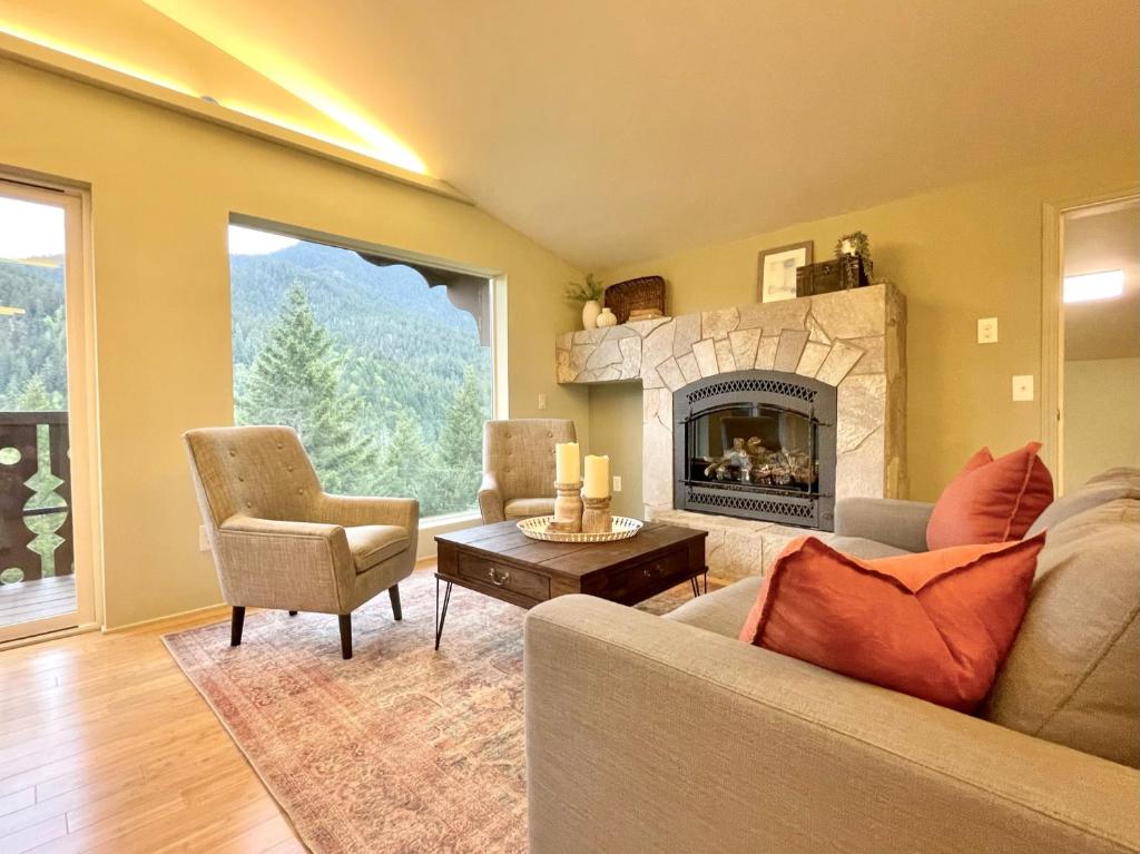 安吉利斯港Terra Vista Chalet的带沙发和壁炉的客厅