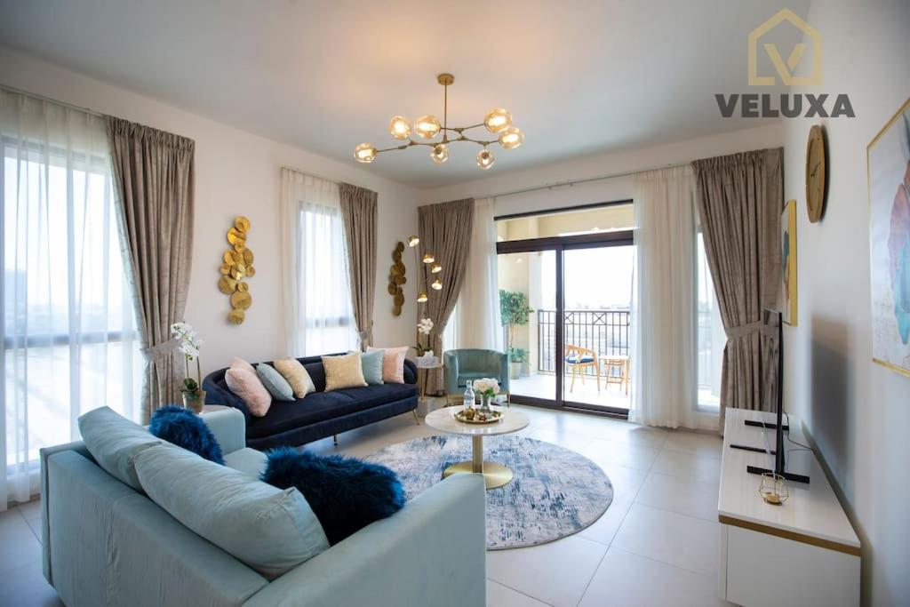 迪拜Veluxa - Luxury and bright 1 bedroom apartment, Burj view!的客厅配有沙发和桌子