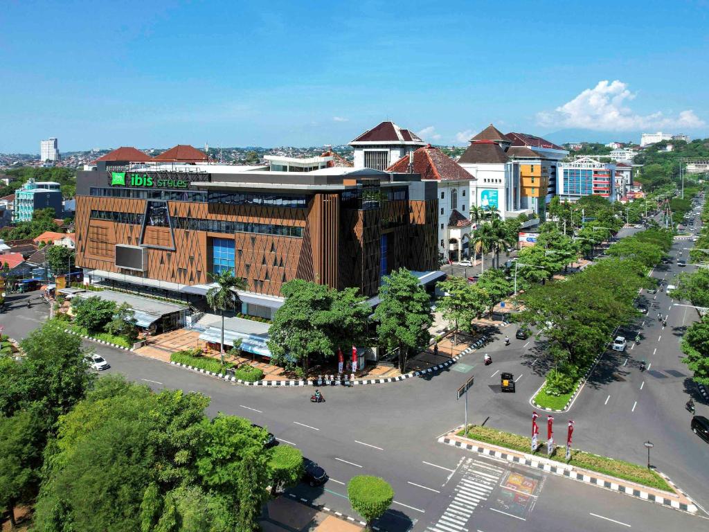 三宝垄ibis Styles Semarang Simpang Lima的城市空中与街道景观