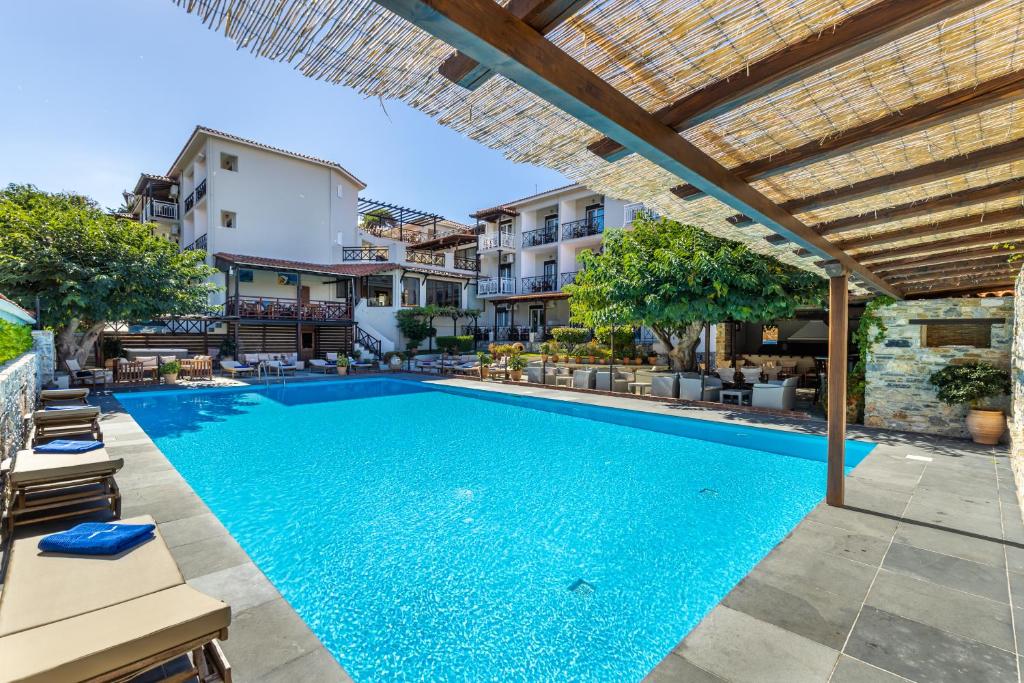 斯科派洛斯Ionia Hotel的一个带凉亭的室外游泳池