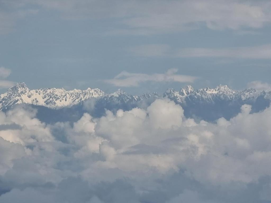 大吉岭Kheychun homestay的云层覆盖的雪覆盖的山空中景色