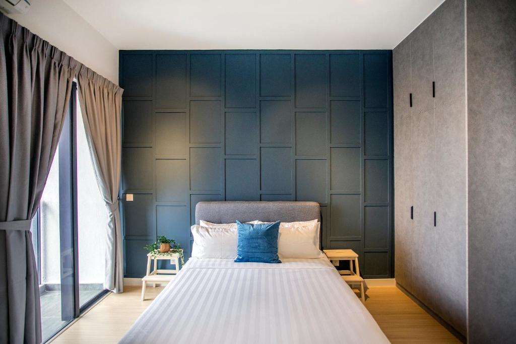 吉隆坡Continew Residence KL CoBNB的一间卧室设有一张蓝色墙壁的大床