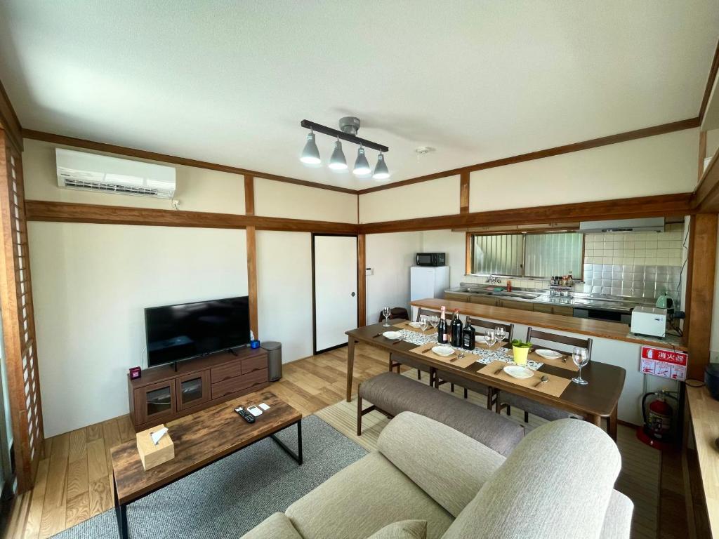 富士河口湖富士旅の家的带沙发和电视的客厅