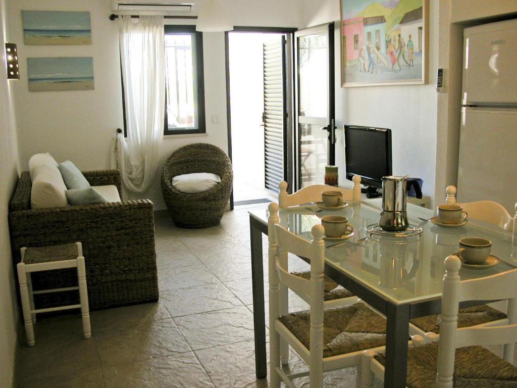 卡巴纳斯·德·塔维拉Almargem Villa 77的厨房以及带桌子和沙发的客厅。