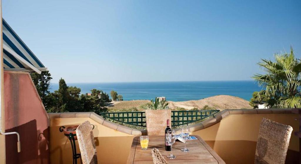夏卡Bono Vacanze Villa Maragani Charme & Relax的阳台配有桌椅