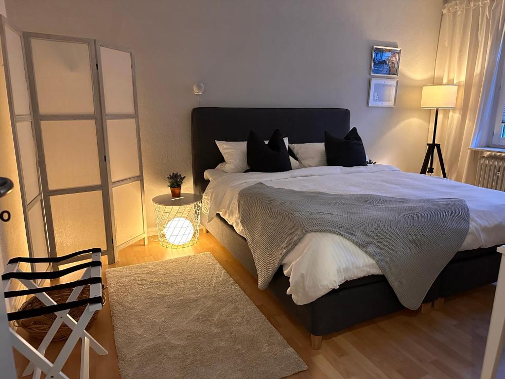 伍珀塔尔Wohnung in Wuppertal Elberfeld的一间卧室配有一张大床和镜子