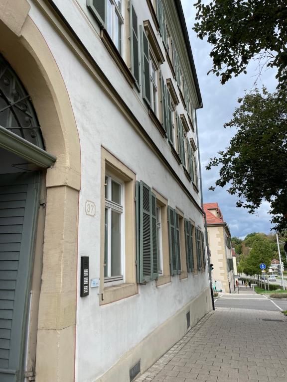 路德维希堡königsnachbar的街道上设有绿色百叶窗的建筑