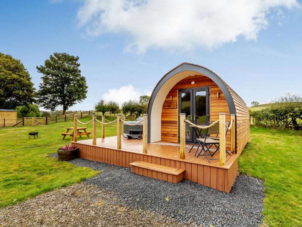 Llanfair CaereinionElm-uk36259的一个带甲板的小型木屋