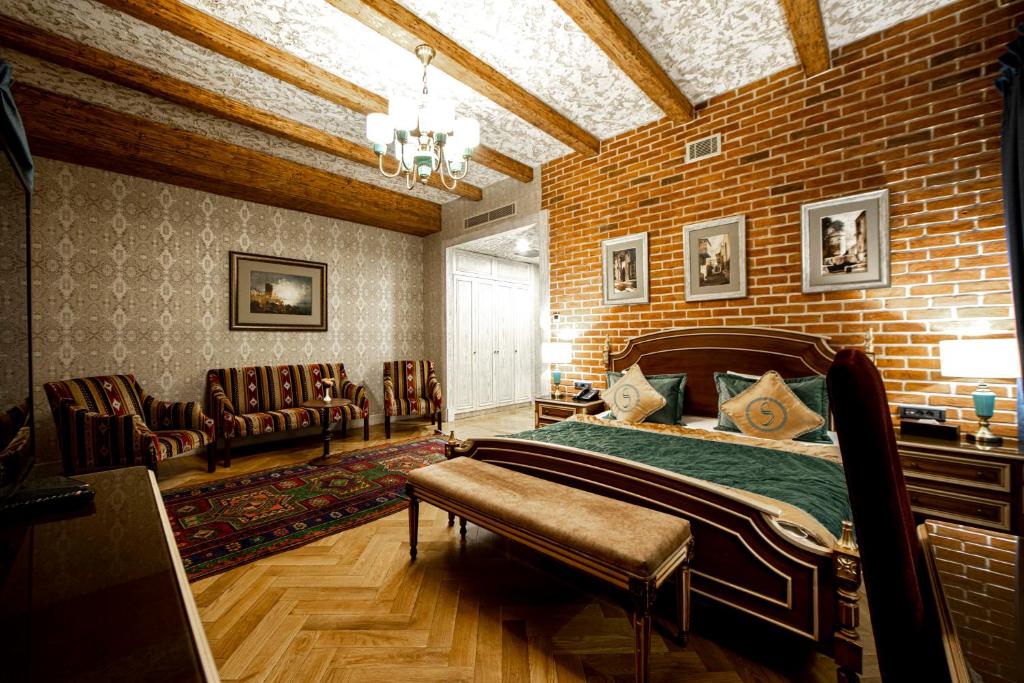 巴库Sapphire Bayil Hotel的卧室配有砖墙内的床铺