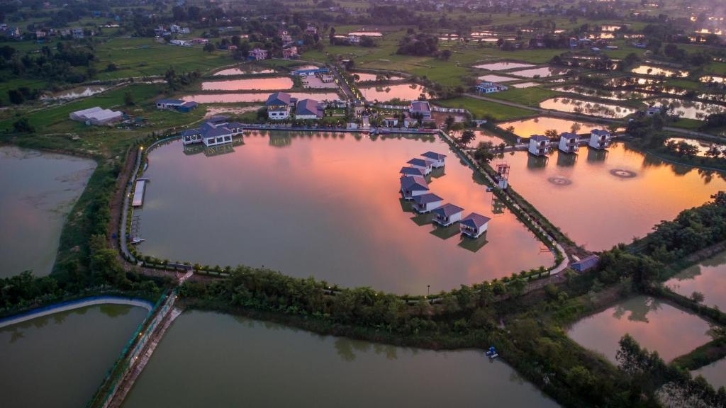 拉明德Lumbini Palace Resort的享有度假胜地的空中景致,设有两个大型湖泊