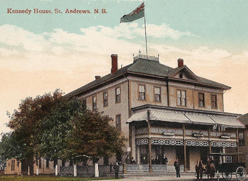 圣安德鲁斯Kennedy House的一张旧照片,上面有国旗