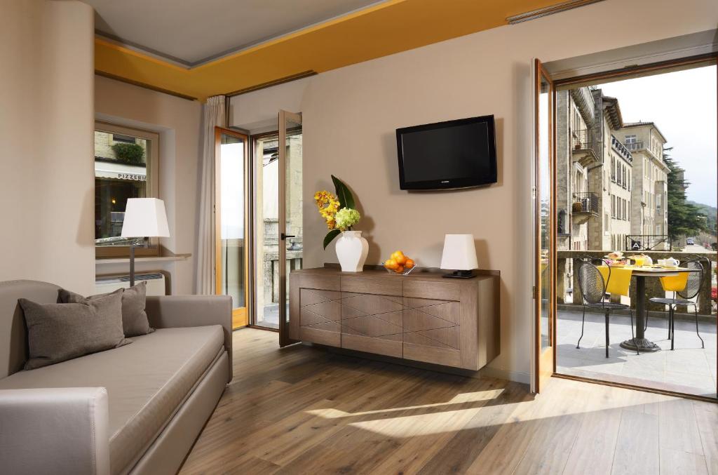 圣马力诺蒂塔诺套房酒店的带沙发和电视的客厅