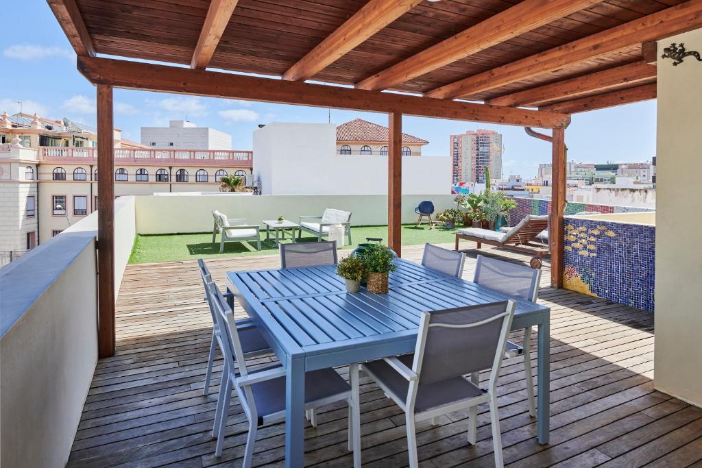 圣克鲁斯-德特内里费拉里塔度假屋的屋顶甲板上的一张蓝色的桌子和椅子