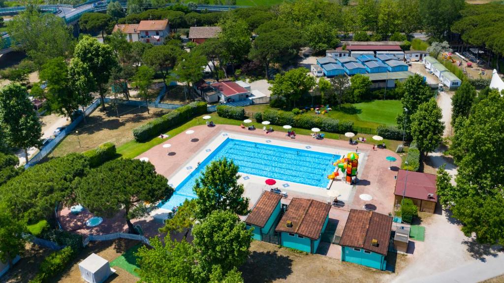 切塞纳蒂科Cesenatico Camping Village的享有度假村游泳池的顶部景致