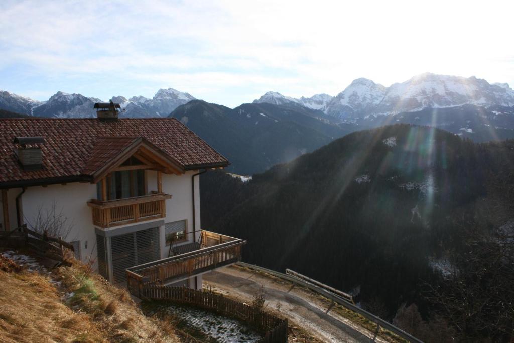 安特尔莫伊亚Lüch da Börz的山丘上以山为背景的房子