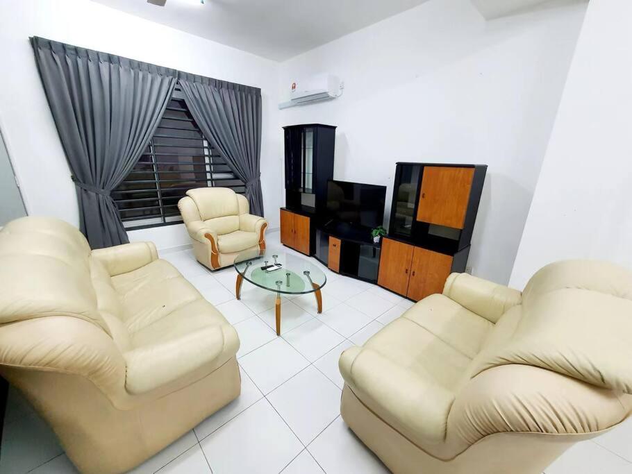 新山2-Storey Near Aeon Bukit Indah/ Legoland (6 paxs)的客厅配有两张沙发和一台电视机