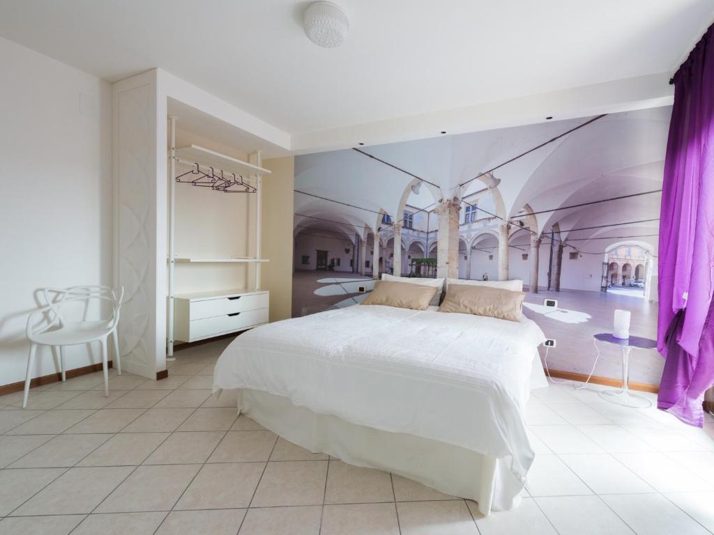 卡梅里诺Alla scoperta delle Marche的卧室配有白色的床和紫色墙壁