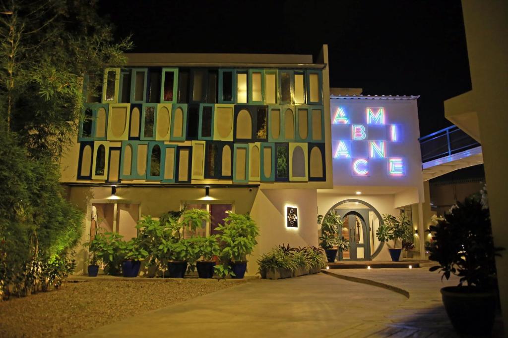 卡拉奇Ambiance Boutique Art Hotel Karachi的前面有灯的建筑