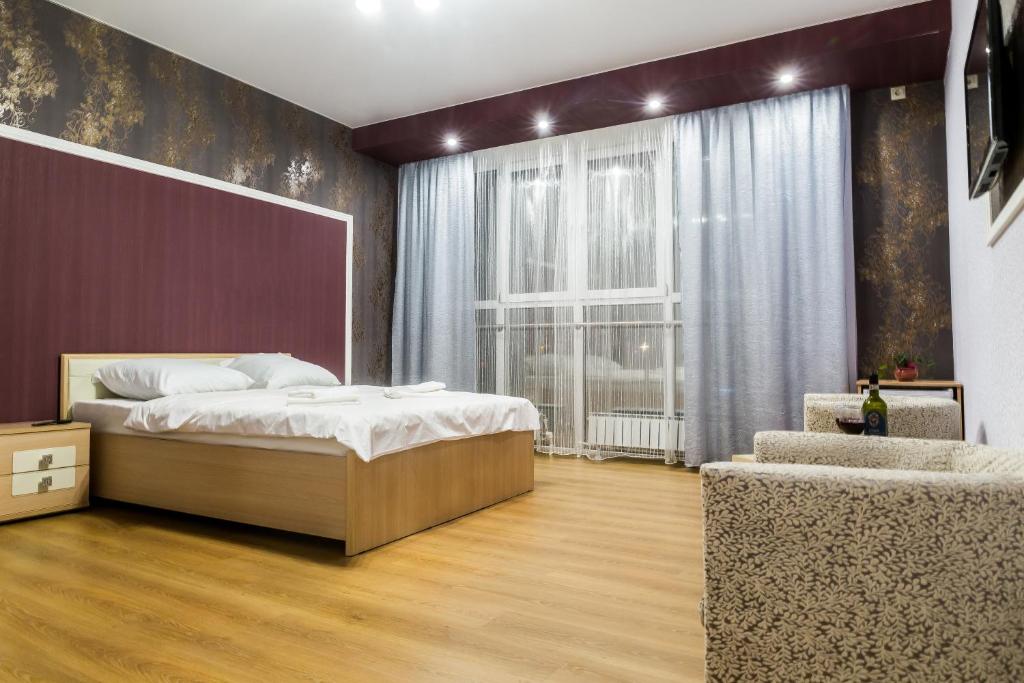 萨马拉尼萨酒店的一间卧室设有一张大床和一个窗户。
