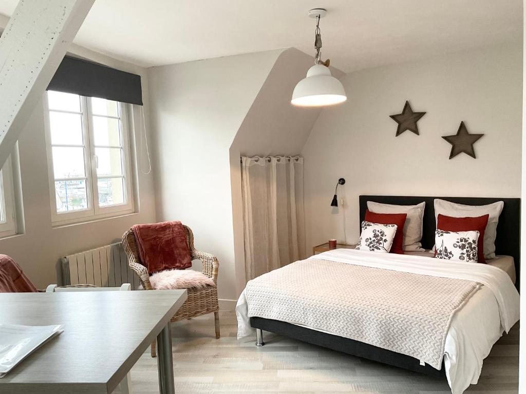 贝桑于潘港Mon Port d'Attache的卧室配有一张墙上的星星床