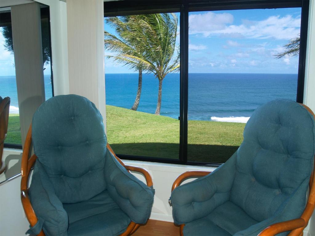 普林斯维尔普林斯维尔海滨D-4单元度假屋的两把椅子,在窗户前,享有海景