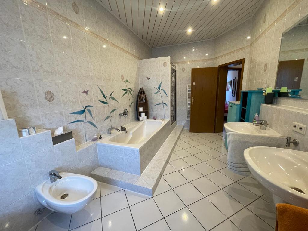 汉诺威Attraktive 2 Zimmer Wohnung in Toplage, Nähe Messe的一间带两个盥洗盆、浴缸和卫生间的浴室