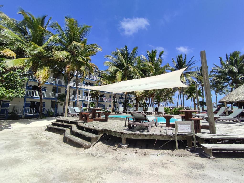 圣佩德罗加勒比别墅酒店的一个带游泳池和桌椅的度假村