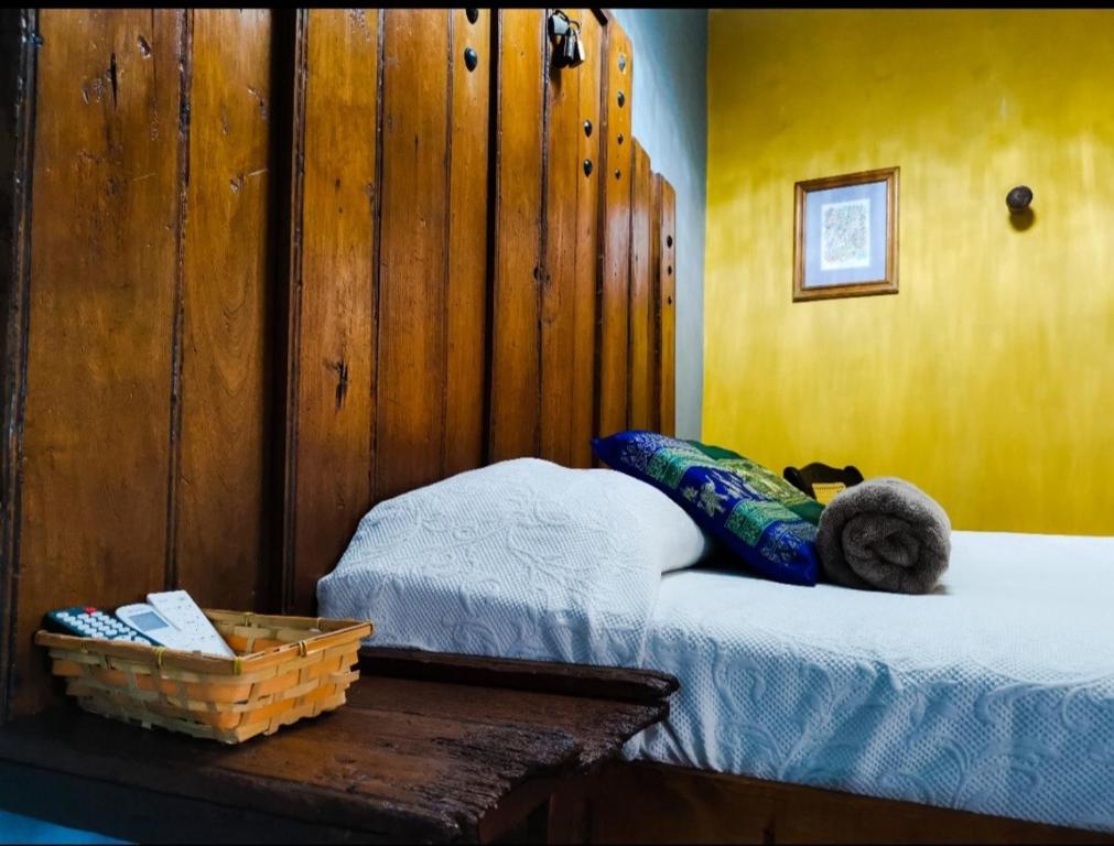 EkpedzHotel Tihosuco Colonial的一间卧室设有两张床和木墙