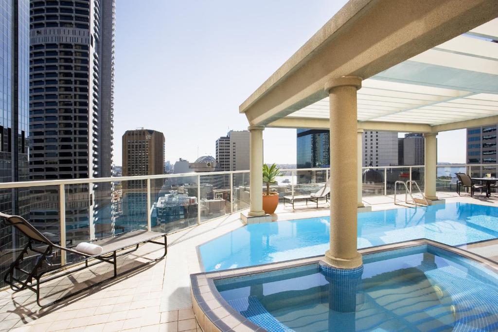 悉尼邦德街曼特拉2酒店的大楼顶部带游泳池的阳台