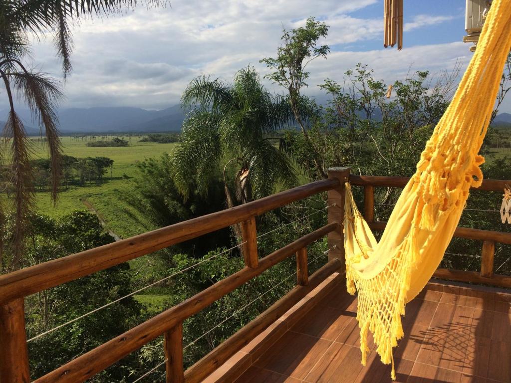 加罗帕巴Residencial Paraíso da Gamboa的享有田野景致的甲板上的吊床