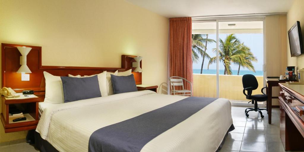 韦拉克鲁斯韦拉克鲁斯舒适酒店的酒店客房设有一张床,享有海景。
