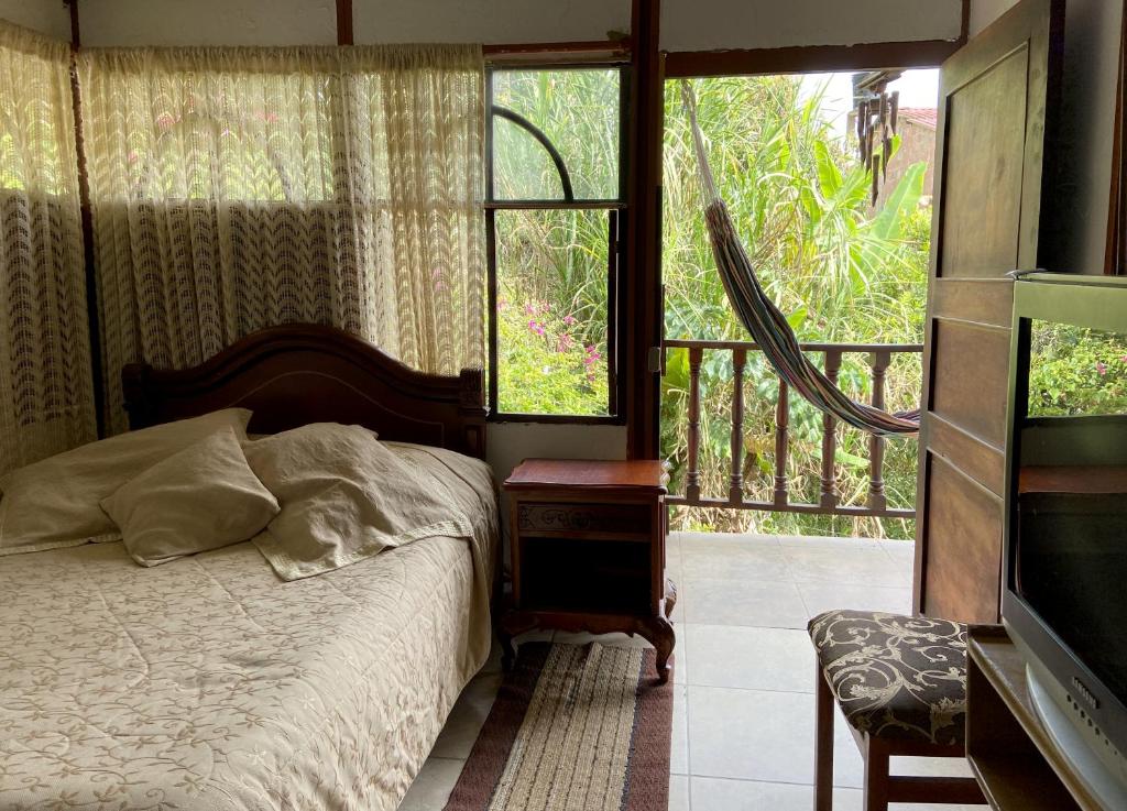 圣弗朗西斯科El Rinconcito Feliz的一间卧室设有一张床和一个窗口