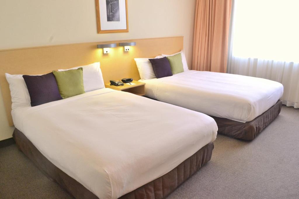 北帕默斯顿帕默斯顿北区酒店及会议中心的酒店客房设有两张床和窗户。
