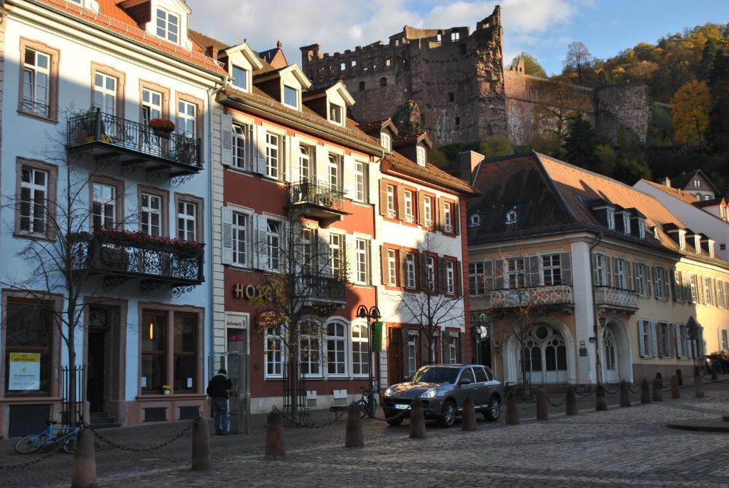 海德堡玉米市场酒店的一条街道,有城堡的建筑背景