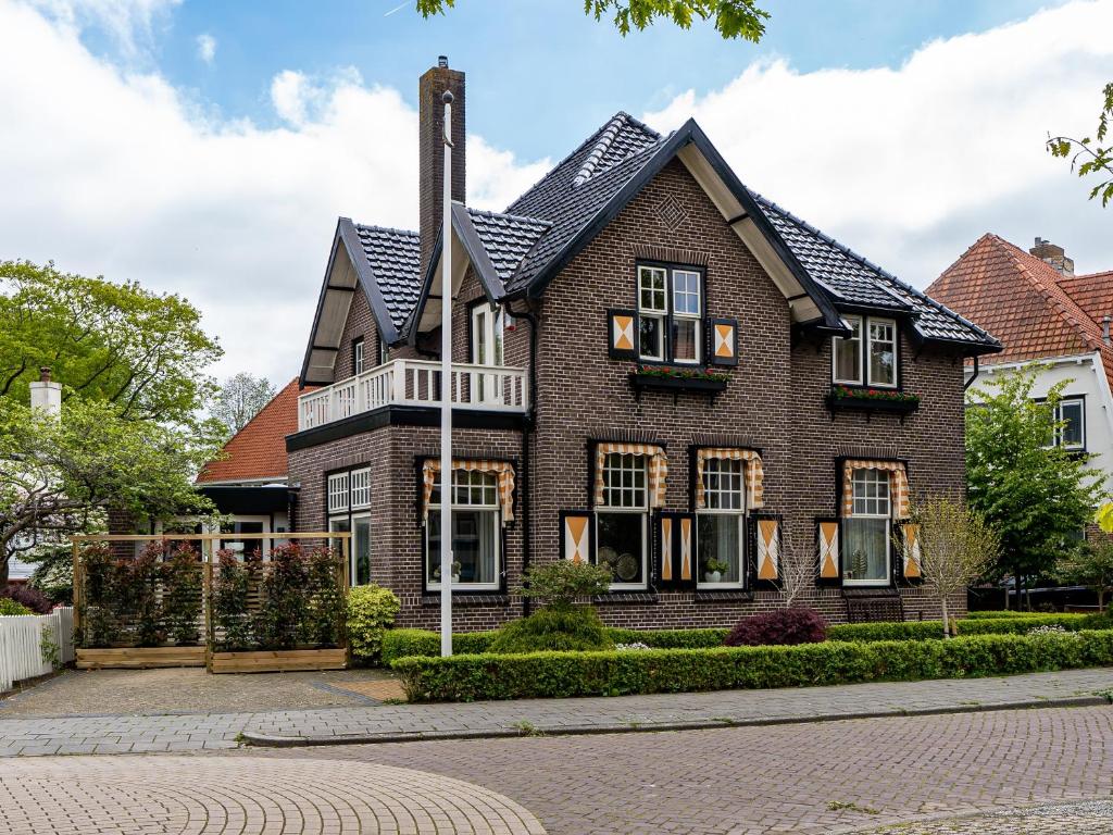 VeendamGuesthouse Het Gouden Eiland的黑色屋顶的棕色砖屋