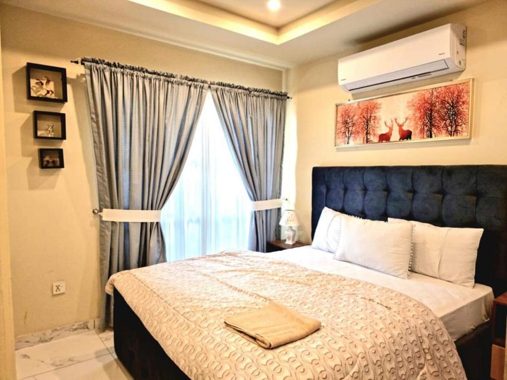 拉瓦尔品第Comfortable & Lovely 1 Bed Apt In Bahria Town的一间卧室设有一张大床和一个窗户。