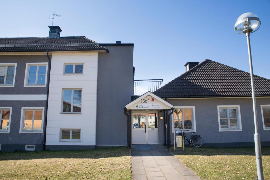 埃克舍Eksjö Longstay的白色门和街灯的建筑