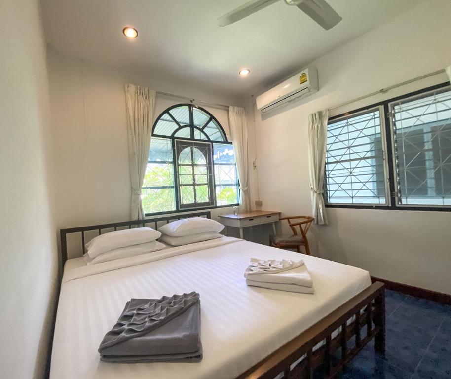 卡伦海滩Karon House 15C的卧室配有一张带2袋的白色大床