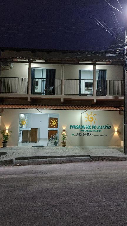 托坎廷斯州蓬蒂阿尔塔Pousada Sol do Jalapão的建筑的侧面有标志