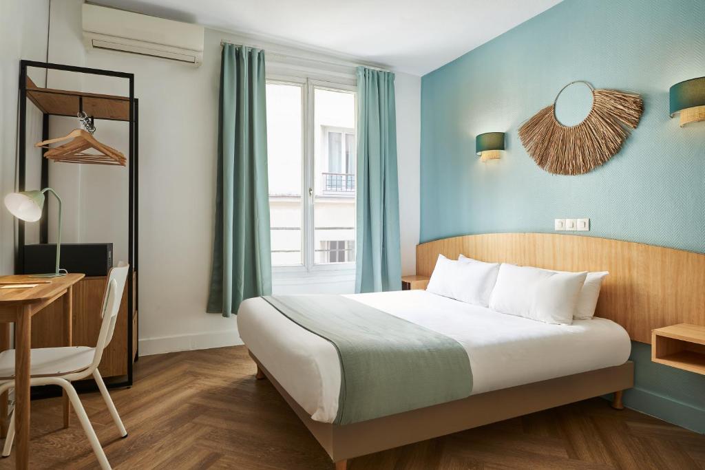 巴黎Hôtel Kabanel by Happyculture的一间卧室配有一张床、一张书桌和一个窗户。
