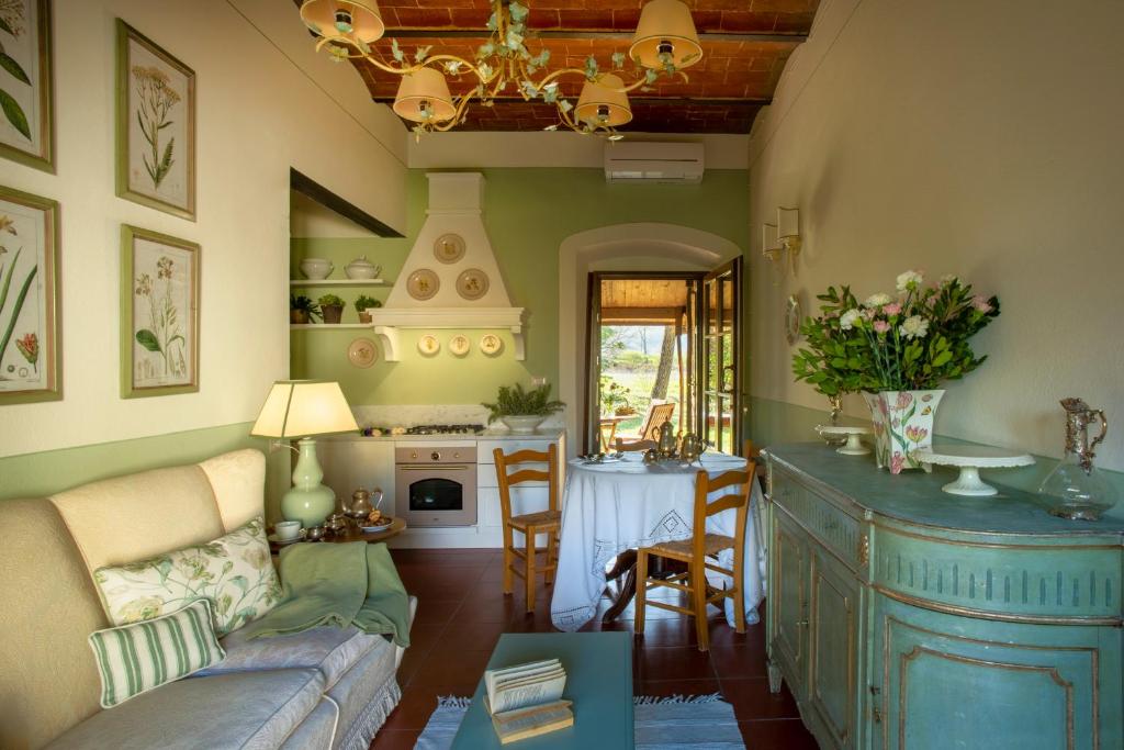 蒙塔约内博尔戈圣贝乡村民宿的客厅配有沙发和桌子