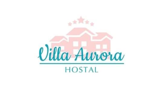 RoldanilloDeptos VILLA AURORA的粉红色建筑的酒店标志