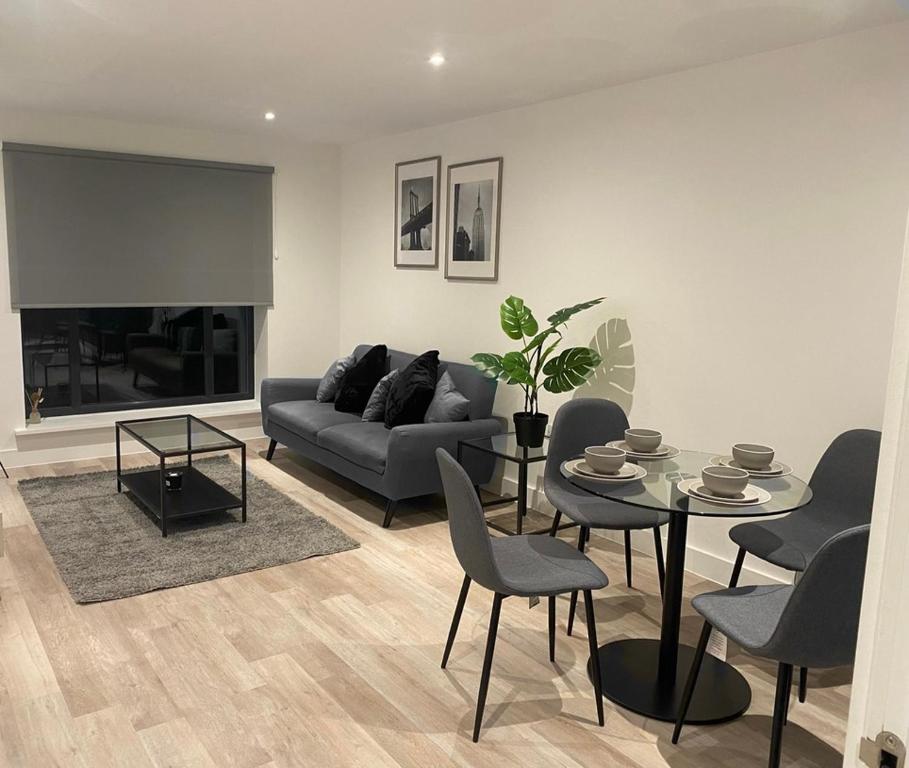 伯明翰Stylish Birmingham City Centre Apartment的客厅配有沙发和桌椅